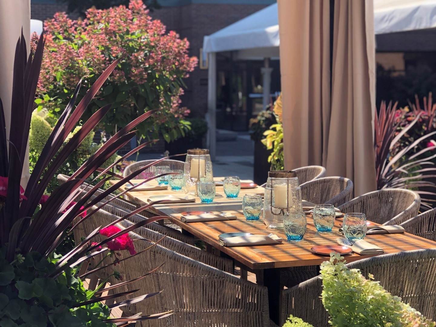 Outdoor Dining Places with Outdoor Patios in the Great Lakes Bay